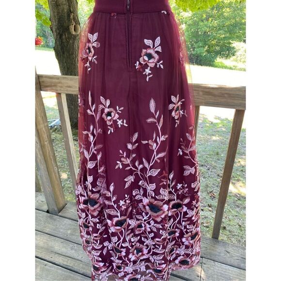 Trixxi Women's Off the Shoulder Crop and Embroidered Skirt Set Size 3 - Picture 6 of 11